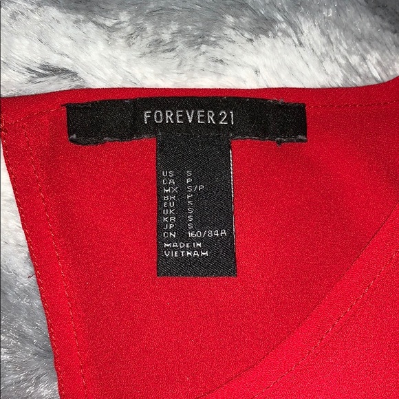 Red top with cute tie sleeves - Picture 3 of 4